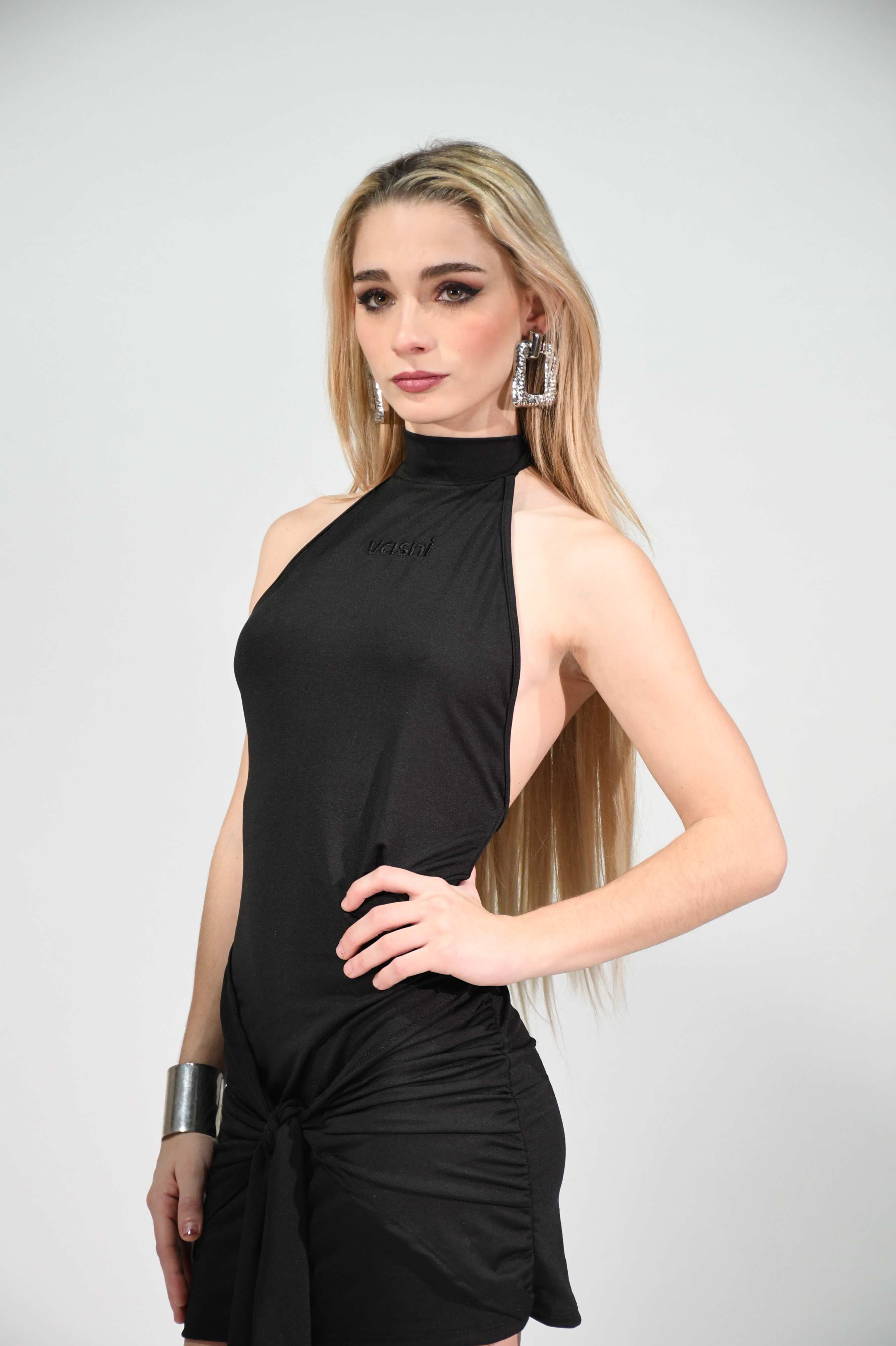 Abril Iglesias - Top negro halter con aretes statement